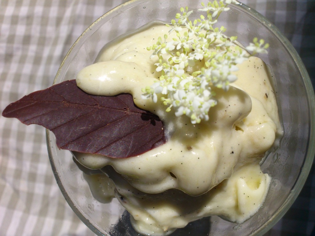 opskrift på bananis med hyldeblomstsaft