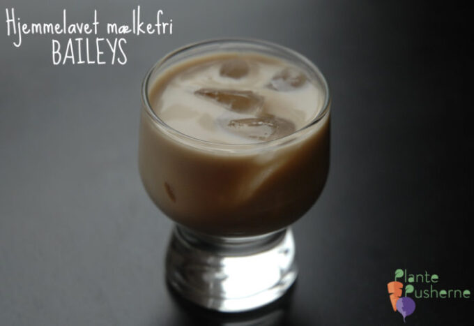 vegansk Baileys i shotglas med isterninger på sort baggrund