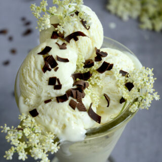 Nærbillede Hyldeblomstis vegansk med blomster og chokolade