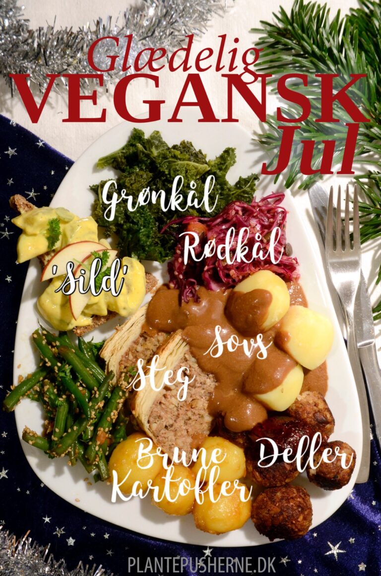 Overdådig tallerken fyldt med klassisk dansk julemad som dog er vegansk. Der er tekst som beskriver alle elementer