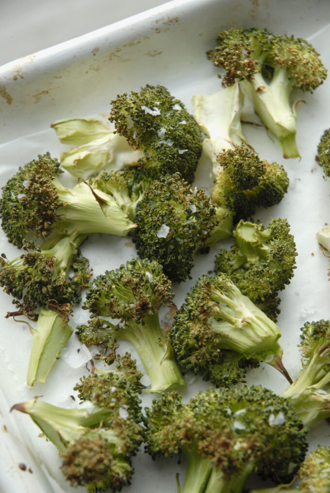 Buketter af broccoli, opskrift i ovn fast fad med flagesalt