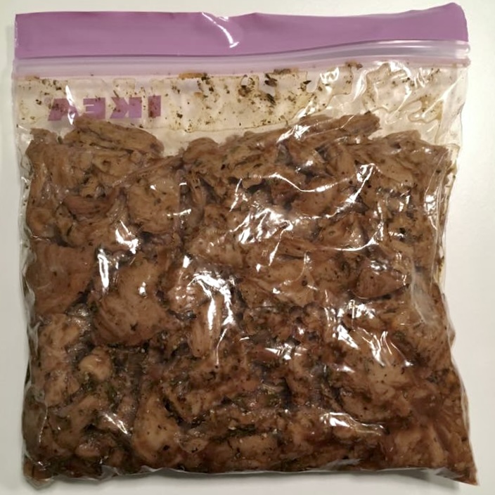 Her ses en kvadratisk frysepose fra IKEA fyldt med strimler af mock duck a la Chris, der er ved at marinere. Altså ikke Chris, men mock ducken …